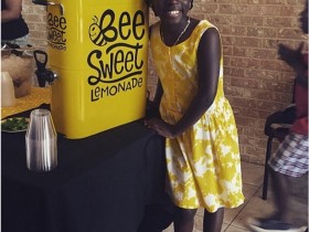 【球盟会】「為了拯救蜜蜂生態！」　11歲蘿莉簽百萬美金合約