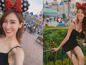 【球盟会】迪士尼出沒「氣質美乳甜心」,細肩帶小洋裝秀「性感好身材」,海邊穿搭更火辣!