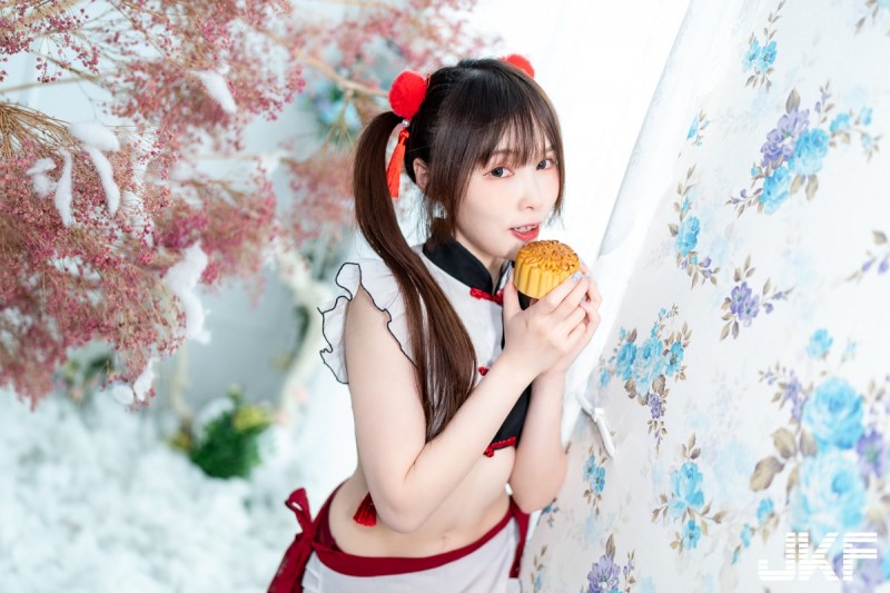 【球盟会】麻豆「?????? 小番茄」性感中秋祝福，放送「美臀視角」太火辣！