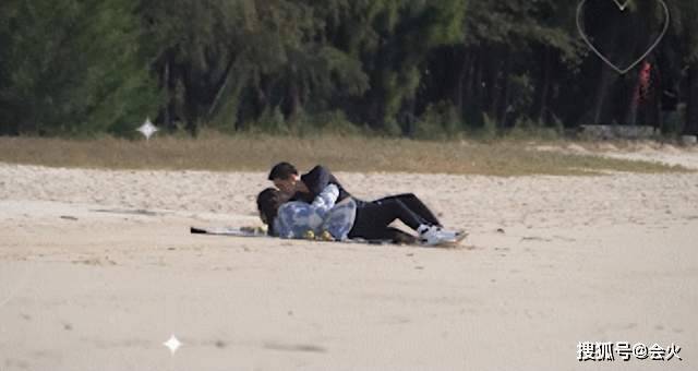 金晨与小8岁男星演情侣！片场沙滩上贴身拥吻，搂脖摸脸氛围暧昧 