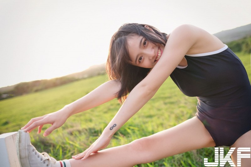 【球盟会】史庫水94棒！「陽光萌妹」藏不住的豪乳！這樣的國境之南我完全可以！