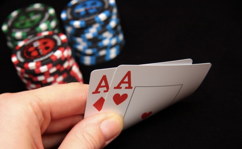 【EV扑克】教学:看完后,你还决定慢玩AA吗?