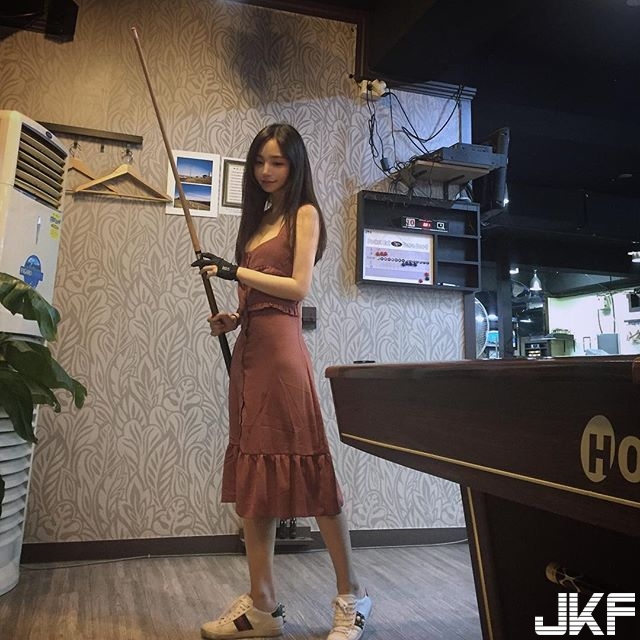 【球盟会】好想爬「聖母峰」！撞球館長腿妹胸前雄偉的「大女乃女乃」讓人想攻頂啊！