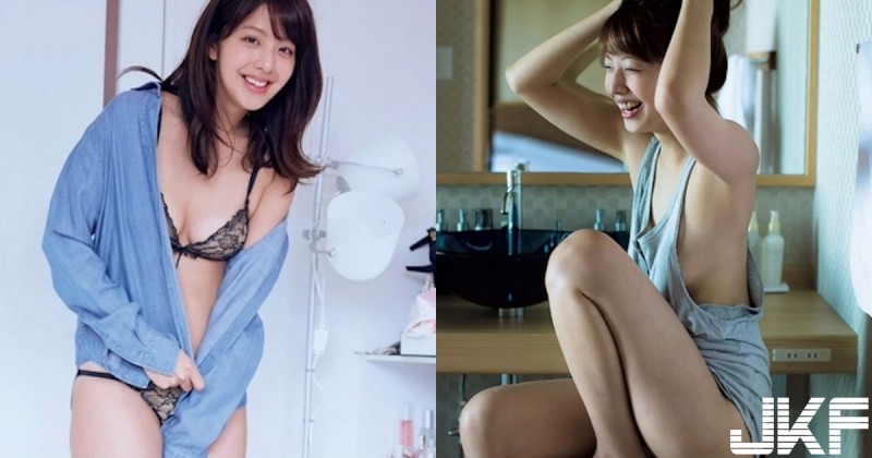 還不錯吧！女友系「天然正妹」衣物好寬鬆，側邊「粉嫩微乳」偷偷掉出來啦！