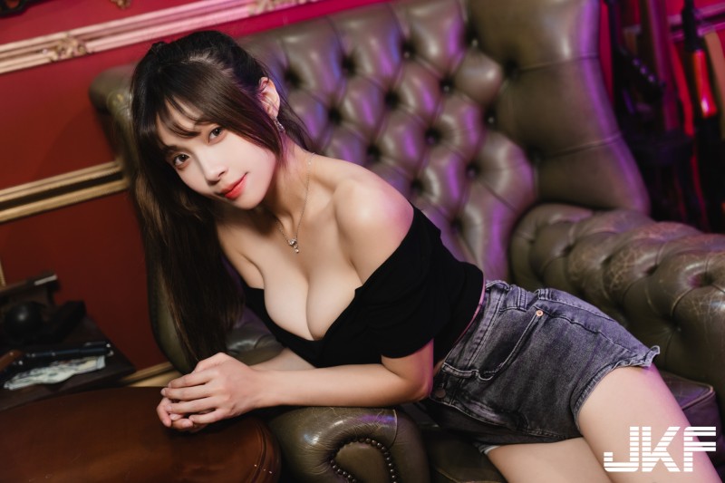 【球盟会】高顏值正妹「安然」的沙發誘惑，「超飽滿低胸畫面」太撩人！