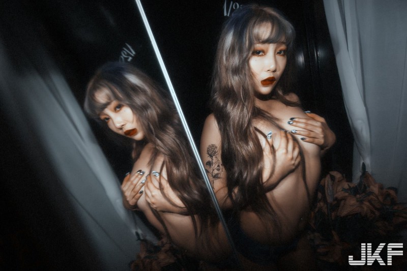 【球盟会】爆乳挑逗！辣模Stacy「裸身捧乳超誘惑」，吧台上「美尻視角」太犯規…