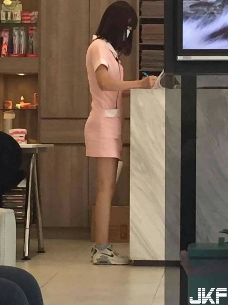 【球盟会】超狂！網友看牙醫驚見女助理「短裙露內褲」牙齒整個不痛了！女助理私底下上班超狂的
