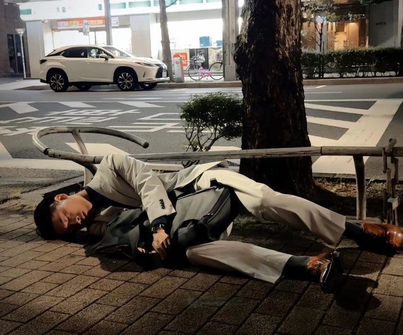 2亿中国年轻人，正在凌晨3点进行一场"慢性自杀"