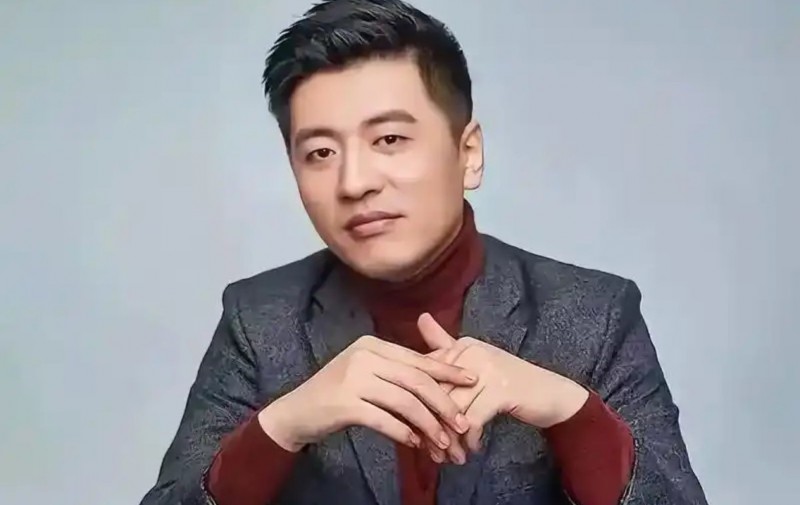 张雪峰回应文科生不考公只能干销售上热搜！