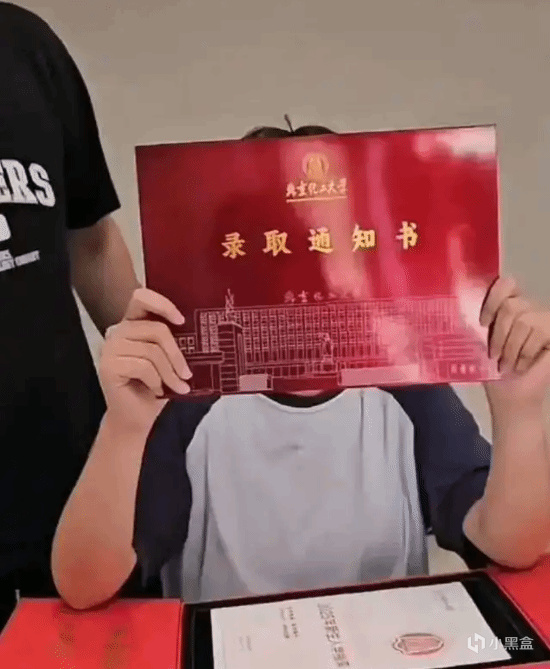 新生用“碳纤维”录取通知书轻松切西瓜，高校回应：明年就不用了
