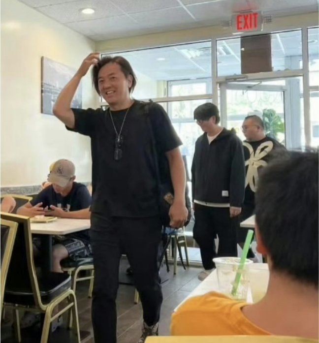 郑伊健美国被偶遇，网友：真是不管多帅，最后都是“赵本山”！