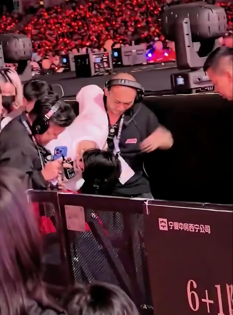 突发！杨宗纬演唱会意外跌落舞台