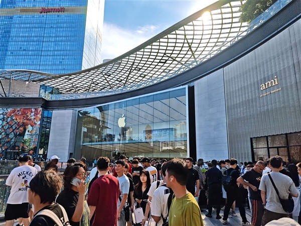iP17首销！苹果门店被挤爆：果粉和大批黄牛排长队买买买