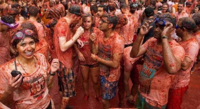 【球盟会】西班牙上演“西红柿大战”，120吨番茄染红街头