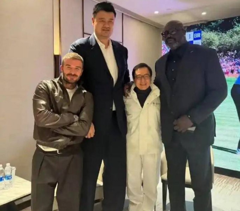 【球盟会】最萌身高差？奥尼尔晒与姚明成龙合照！还有贝克汉姆！