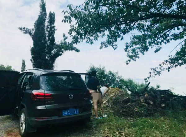 【球盟会】野外激情！離婚人妻偷啪黑衣男　「90度交纏」辣照流出…網友狂敲碗