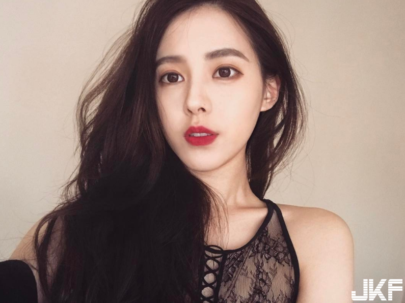 【球盟会】顏值太逆天！略帶「憂鬱的電眼」搭上緊緻身材，每個畫面都美到不要不要！