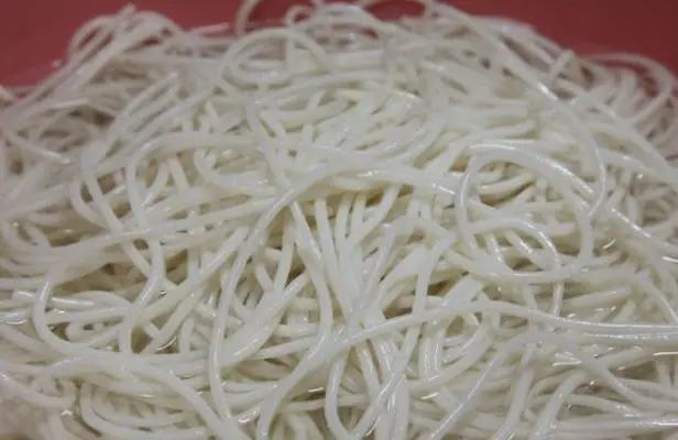 【球盟会】76元米线过期2.5小时，小学食堂被罚5万元