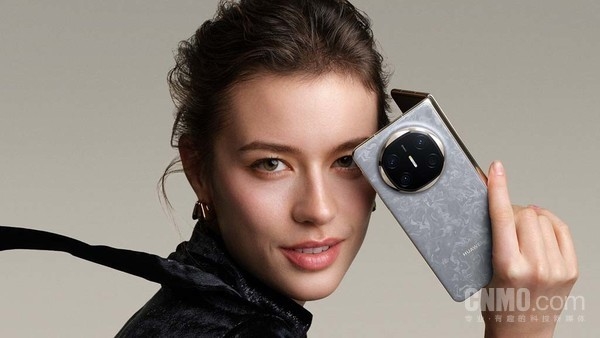 【球盟会】中国折叠屏手机用户画像出炉 近半数月收入达1-2万元