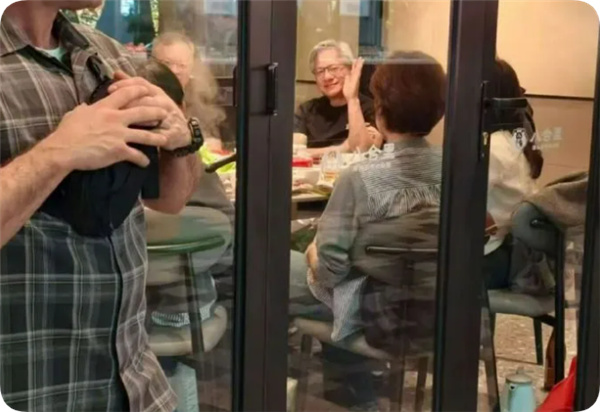 【球盟会】黄仁勋现身深圳吃牛肉火锅：7人消费800余元大赞很好吃