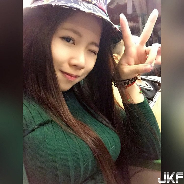 【球盟会】想當桌子！鋼圈「捆不住」的渾圓巨乳　不科學兇妹上衣快炸開了！