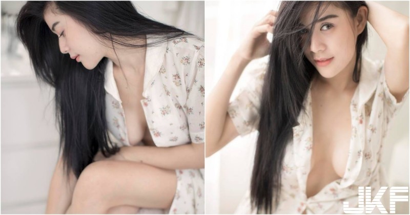【球盟会】「白嫩大奶妹」剛出浴！睡衣開開大方抹乳液！「火辣美體」好勾人啊！