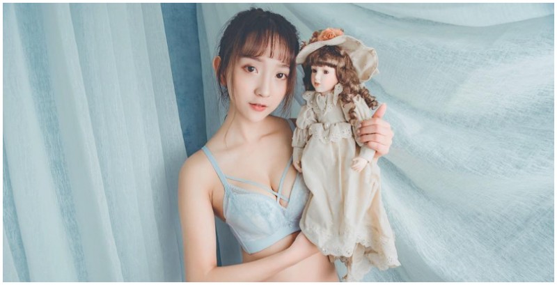 【球盟会】台產洋娃娃！「氣質正妹」蕎蕎淺淺一笑就讓人為之瘋狂，性感小心機你看到了嗎？