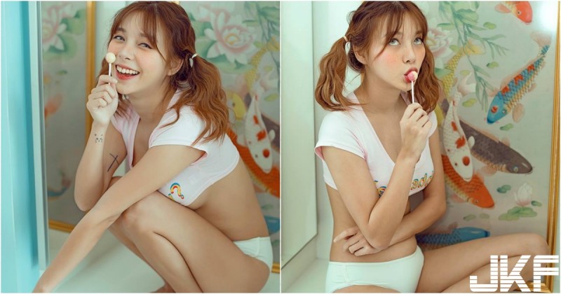 【球盟会】來一根棒棒糖！「俏皮奶妹」在家玩耍好會撩，超短上衣露出「渾圓南半球」！