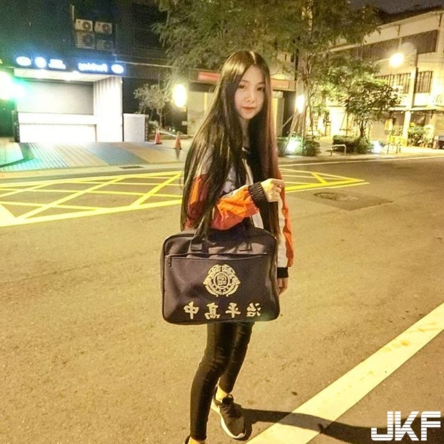 【球盟会】清純學生妹！「治平高中」長髮學生妹烏黑大眼還有細長腿，穿上學生制服學長會受不了！