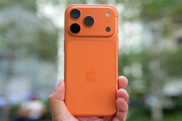 【球盟会】告别实体卡！iPhone 18 Pro/iPhone Fold全系列无卡槽