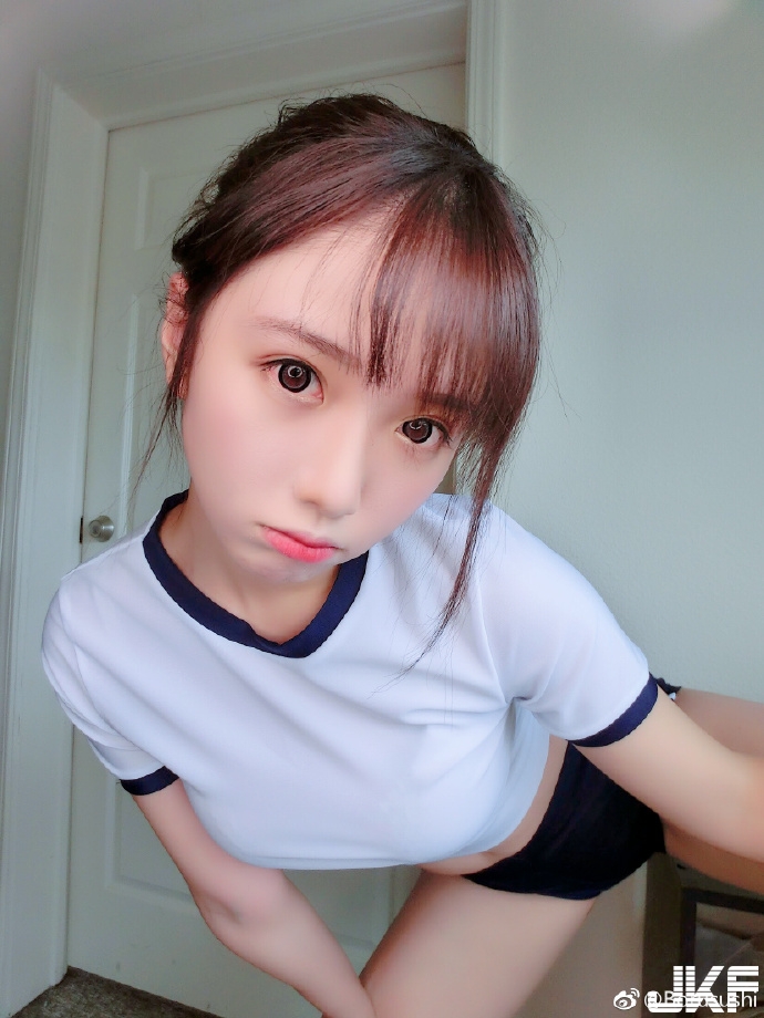 【球盟会】合身體操服也擠出了大歐派！白皙正妹「Borusushi 」衣服下隱藏了超渾圓胸型….