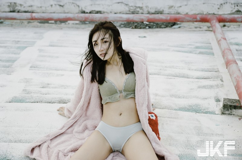 【球盟会】清秀可人的正妹「Hanna憨憨」天臺大膽秀苗條身材，貼身底褲「曲線好迷人」！