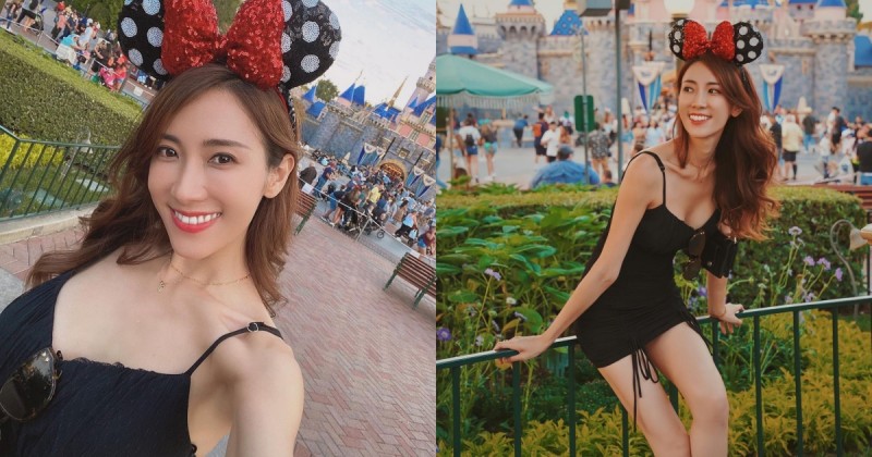 【球盟会】迪士尼出沒「氣質美乳甜心」，細肩帶小洋裝秀「性感好身材」，海邊穿搭更火辣！