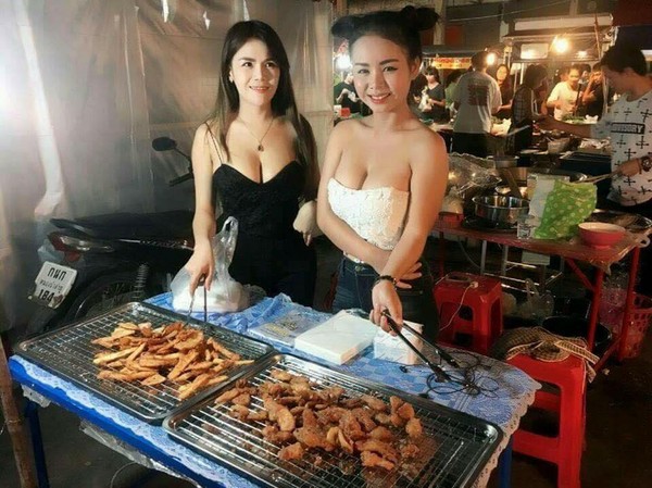 【球盟会】超火辣！巨乳炸香蕉攤正妹老闆娘超「胸」！客人一直掏….