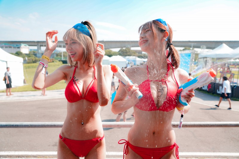 【球盟会】S2O電音派對「巨乳強襲」激情水戰High翻台北！水槍噴灑的「養眼畫面」視角有夠惹火