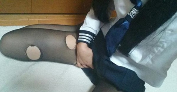 【球盟会】網路瘋傳！制服女孩風騷無極限　露出底褲「隔著絲襪自摸」