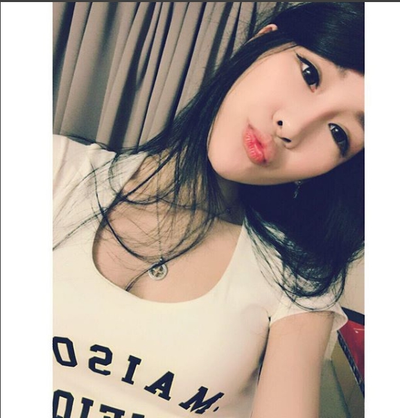 【球盟会】細腰嫩乳妹「佳佳」，還有一雙會笑的眼睛，仔細一神，原來是一位「機場警察」啊！