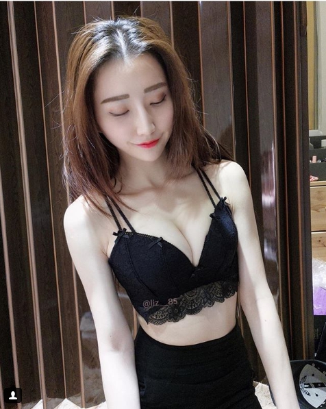 【球盟会】活招牌！內衣網拍「老闆娘」自拍大秀火辣身材，鏡子前擠胸豐滿自拍讓我上火了！
