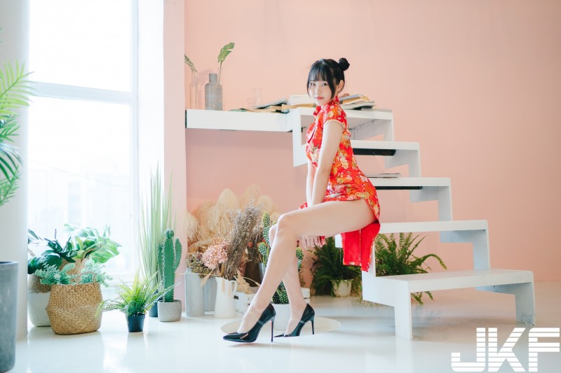 【球盟会】不能再高！　童顏美胸「Domo林忻」極致高衩旗袍挑戰新型態古典美！