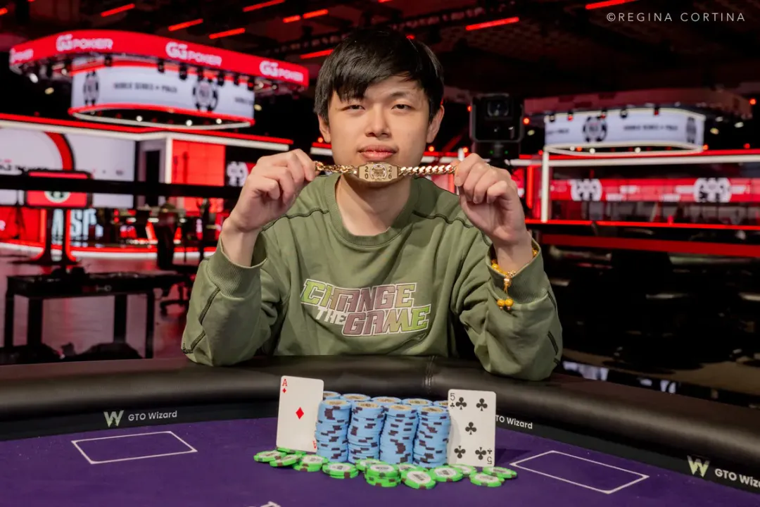 【EV扑克】生涯首进WSOP奖励圈即登顶！华人博士生Honghao Zhang斩获$1500六人桌金手链