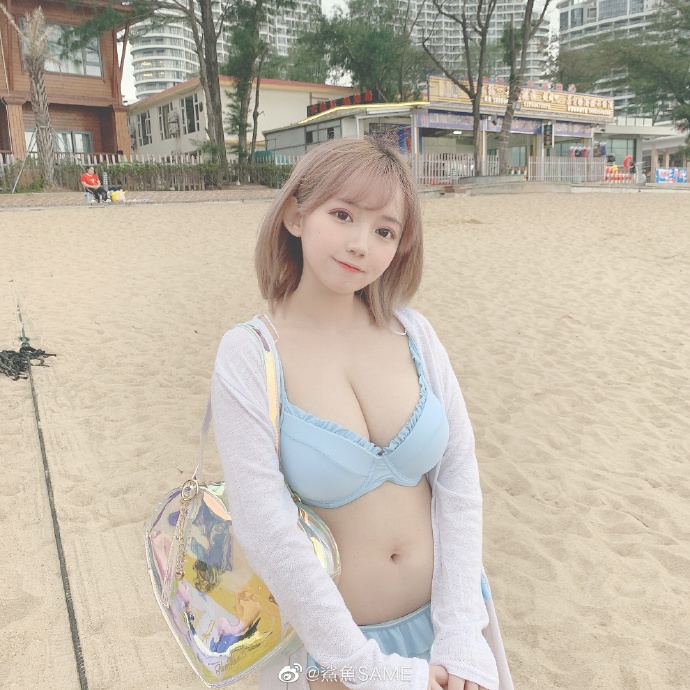 【球盟会】沙灘發現「超兇白嫩正妹」飽滿事業心太亮眼！甜美的「天菜顏值」氣質瞬間滿出來