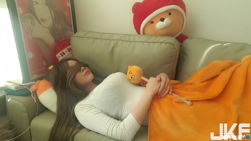 【球盟会】什麼？躺著也能賺大錢！直播妹實況「睡覺」轉播意外爆紅！