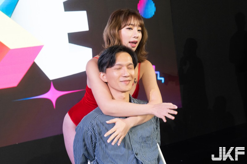 【球盟会】韓國百萬美少女《Bitnara》台上互動猛貼背　幸運粉絲表情好享受！