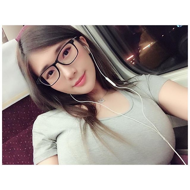 【球盟会】台灣處處是美景！火車上「巨乳正妹」自拍畫面好衝擊，乳量把鏡頭擠得好滿啊！