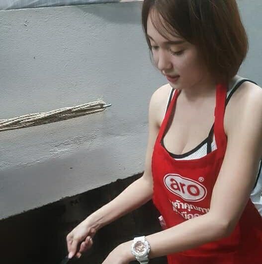 【球盟会】天菜！「小吃攤巨乳妹」穿著緊身小背心害客人覺得「好緊」，私下穿著更是大尺度！